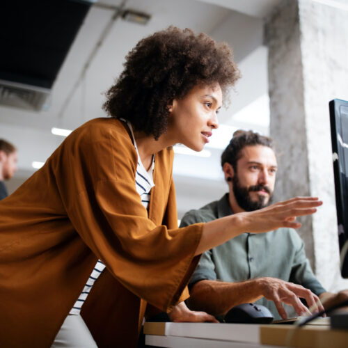 Kvinna som visar ett bra kundcase och löser problem åt en kollega