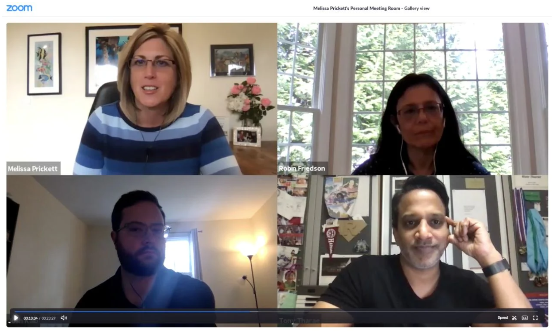 Fyra personer sitter i ett säljsamtal och en av dem är content manager