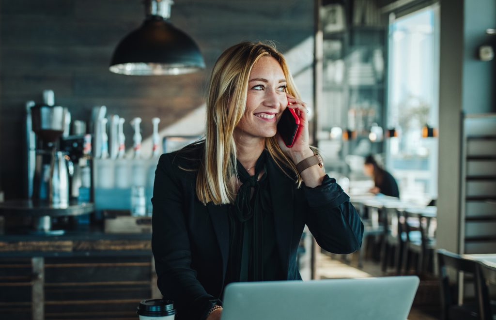 buyer persona och content manager- bild på kvinna som jobbar på cafe