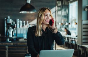 buyer persona och content manager- bild på kvinna som jobbar på cafe